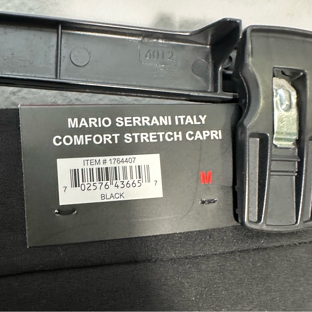 Mario Serrani Italy Confort Stretch Capri in Black for women size M NWT. - Picture 7 of 8